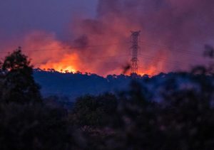 El alcalde de Alosno advierte de la cercanía del fuego y pide precaución a los vecinos