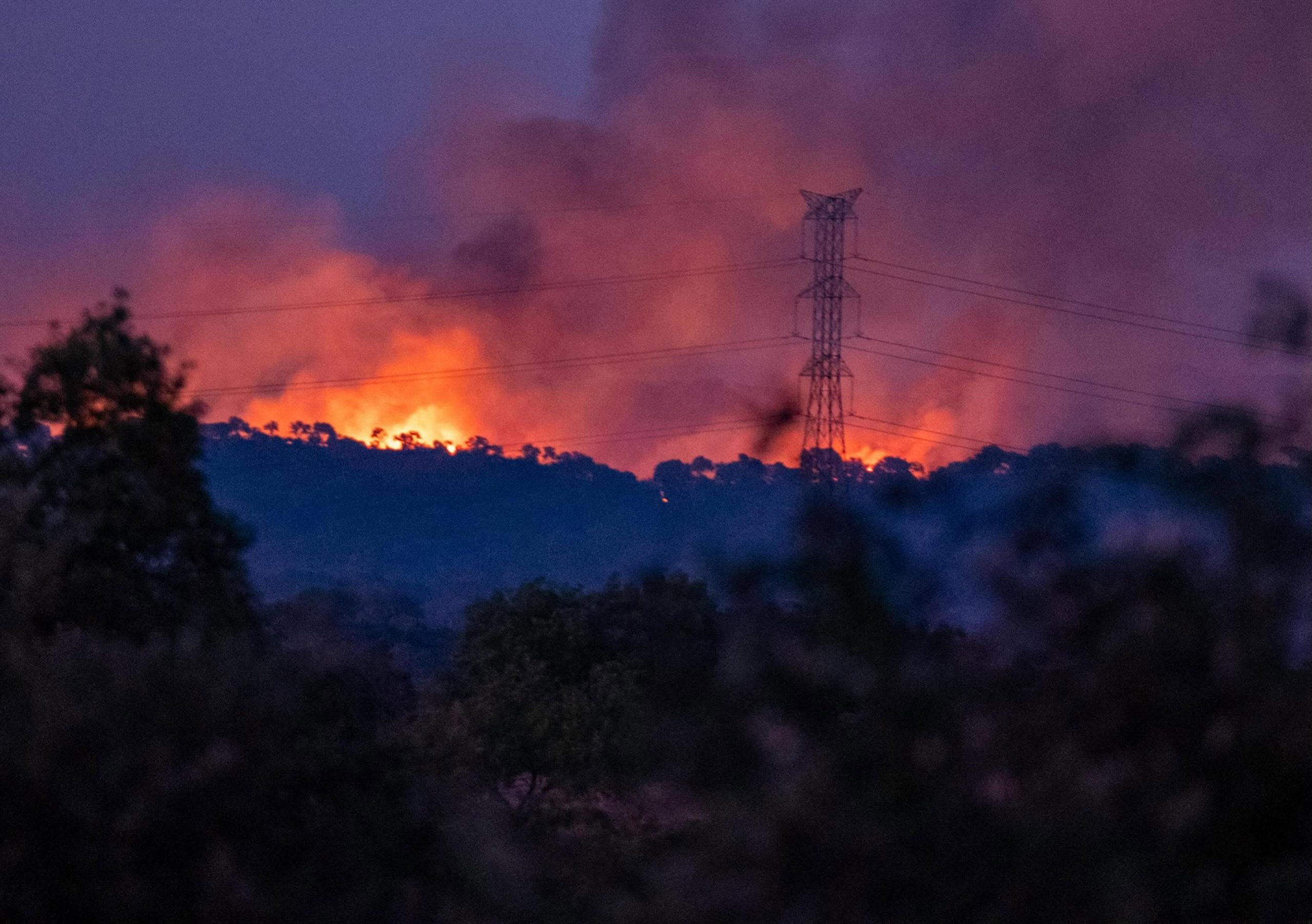 El alcalde de Alosno advierte de la cercanía del fuego y pide precaución a los vecinos
