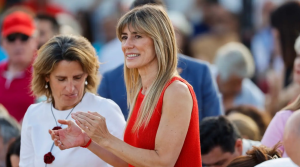 El juez abre juicio oral a Begoña Gómez, le retira el pasaporte y le prohíbe salir de España