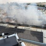 Un incendio en una fábrica de velas moviliza a los bomberos en San Juan del Puerto