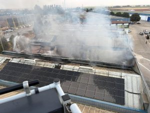 Un incendio en una fábrica de velas moviliza a los bomberos en San Juan del Puerto
