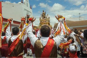 Alosno vuelve a latir al son de tambores y cascabeles en honor a San Juan Bautista