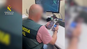 Dos detenidos tras intentar estafar al seguro simulando el robo de dos móviles de alta gama