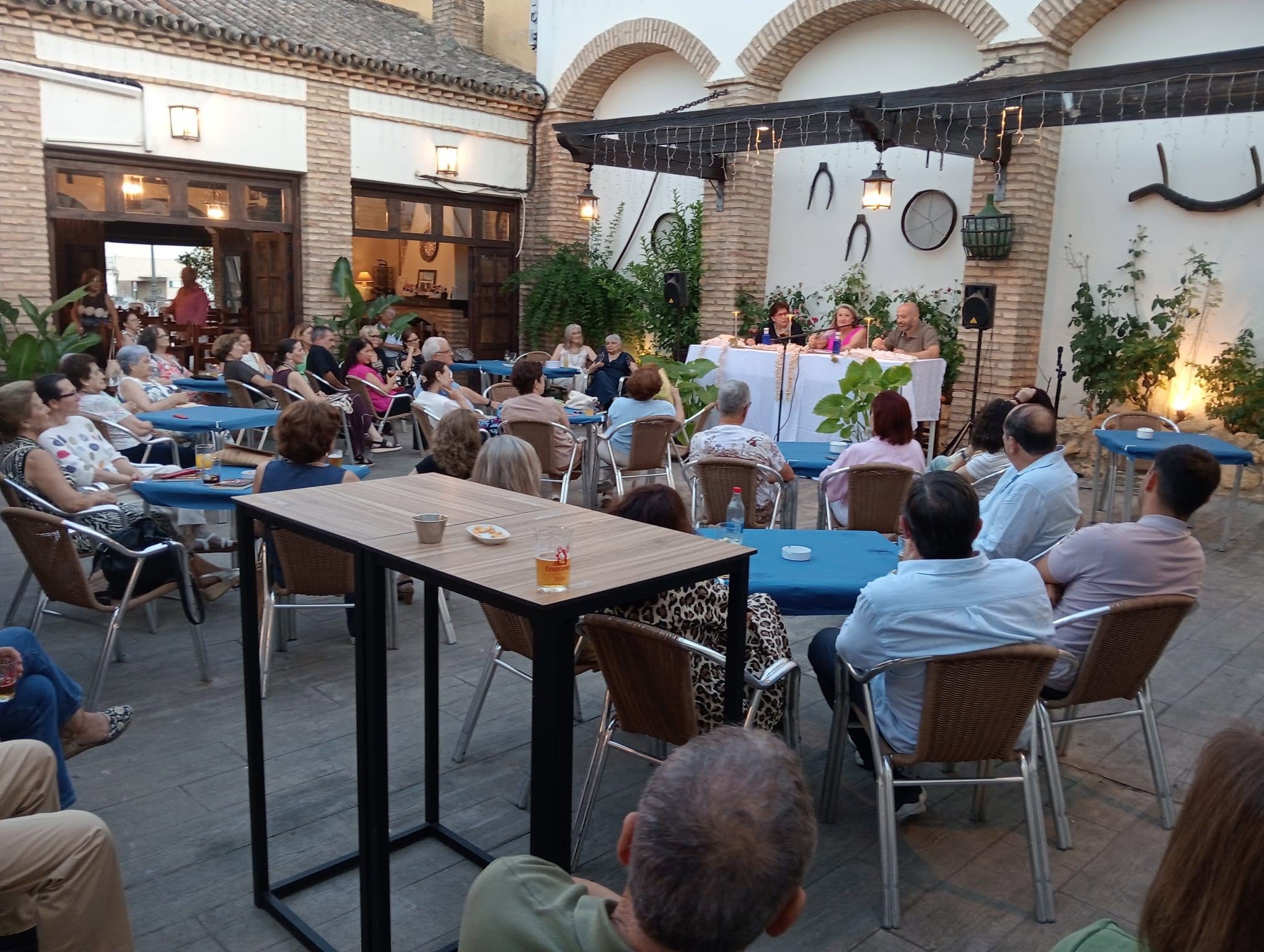 Éxito de la presentación de Encarna Miranda con su obra “Tardes de Marea” en Escacena