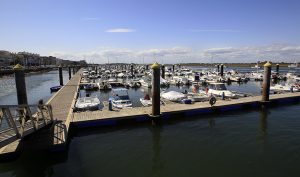 La Junta invertirá cerca de dos millones en renovar la barrera antioleaje del puerto de Punta Umbría