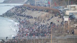 Ceuta desbordada ante la llegada masiva de casi 60.000 migrantes desde Marruecos