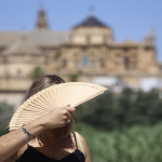 Las altas temperaturas dejan 800 asistencias sanitarias en Andalucía y cinco personas ingresadas por golpe de calor