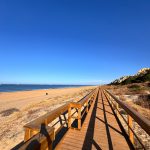 El litoral del Condado da un paso más hacia un turismo sostenible con una nueva pasarela que recorre la playa del Parador