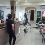 Un hombre irrumpe con un palo de metal en una cafetería de Palos