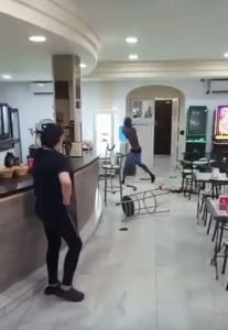 Un hombre irrumpe con un palo de metal en una cafetería de Palos