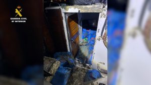 Intervenidos casi 800 kilos de hachís en el río Piedras tras una persecución: la embarcación encalló y sus ocupantes huyeron