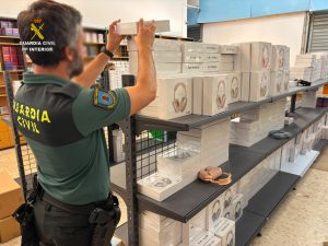 Intervenidos más de 54.000 productos electrónicos y de telefonía falsificados en las provincias de Huelva y Sevilla