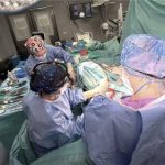 El Hospital Juan Ramón Jiménez realiza con éxito la primera cirugía cerebral con paciente despierto