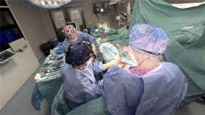 El Hospital Juan Ramón Jiménez realiza con éxito la primera cirugía cerebral con paciente despierto