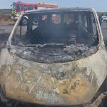 Un incendio de vehículo en Cartaya obliga a movilizar a los bomberos ante el riesgo de propagación