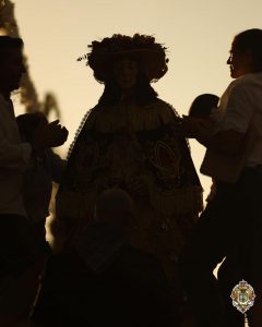 La historia de las manos que cuidan y visten a la Virgen