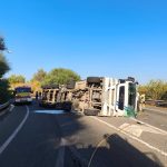 Herido el conductor de un camión tras volcar en la A-483 a la altura de Bollullos del Condado