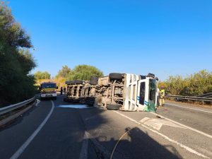 Herido el conductor de un camión tras volcar en la A-483 a la altura de Bollullos del Condado