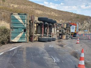 Accidente de un camión cargado de madera en la N-435 deja al conductor herido