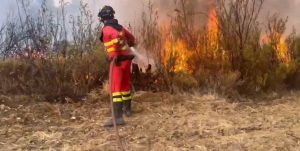 Niebla despide entre aplausos a la UME tras su trabajo en el incendio forestal