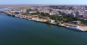 Muere un operario tras caer al agua desde una plataforma en la Ría de Huelva