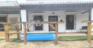 La Policía Local retira varias piscinas instaladas en plena calle en El Rocío