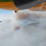 El humo del incendio obliga al avión de coordinación a reducir su altitud durante el operativo