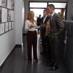 Pedro Sánchez conoce en San Juan del Puerto el archivo audiovisual de Jesús Quintero