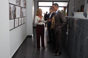 Pedro Sánchez conoce en San Juan del Puerto el archivo audiovisual de Jesús Quintero