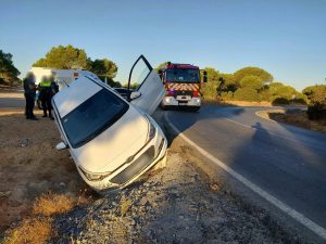 Los bomberos intervienen en un siniestro vial en la HU-3110
