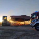 Los bomberos intervienen en un incendio en una nave de pellets en Hinojos
