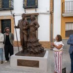 Bonares homenajea a sus padrinos de las Cruces con un nuevo monumento