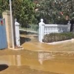 Un derrumbe afecta a varias viviendas de Matalascañas tras una avería en una tubería de agua