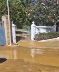 Un derrumbe afecta a varias viviendas de Matalascañas tras una avería en una tubería de agua