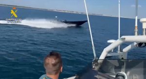 Detenidos los dos ocupantes de una narcolancha frente a la costa de Isla Cristina