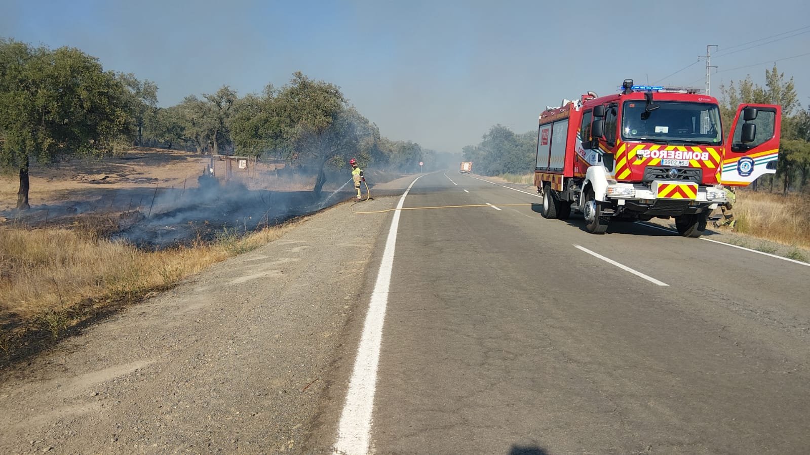 Estabilizado el incendio de Santa Bárbara de Casa y reabierta la carretera HU-7401
