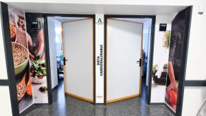 Cardiología del Hospital Juan Ramón Jiménez estrena decoración para invitar a cuidar el corazón