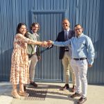 La Junta entrega a Lito Cofrade las llaves de una nave en Gibraleón tras el incendio de sus instalaciones