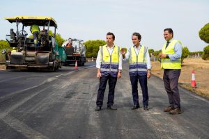 La Junta invierte 2,5 millones en rehabilitar el firme de la carretera entre Matalascañas y Mazagón