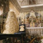 Un grupo de rocieros dona un nuevo traje para la Virgen del Rocío bordado por Enrique José Bendala Azcárate