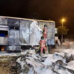 Un incendio calcina dos autocaravanas y daña una carriola en Punta Umbría