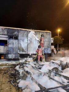 Un incendio calcina dos autocaravanas y daña una carriola en Punta Umbría