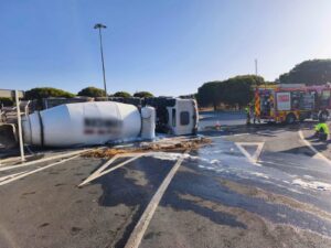 Vuelca un camión en la carretera A-5053