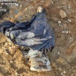 Aparece enterrada a metro y medio de profundidad una imagen de la Virgen de Lourdes robada en Conil