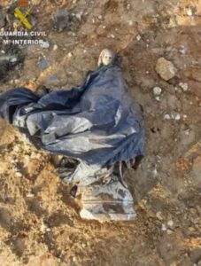 Aparece enterrada a metro y medio de profundidad una imagen de la Virgen de Lourdes robada en Conil
