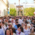 La Virgen de Montemayor regresó ayer a su ermita acompañada por cientos de fieles