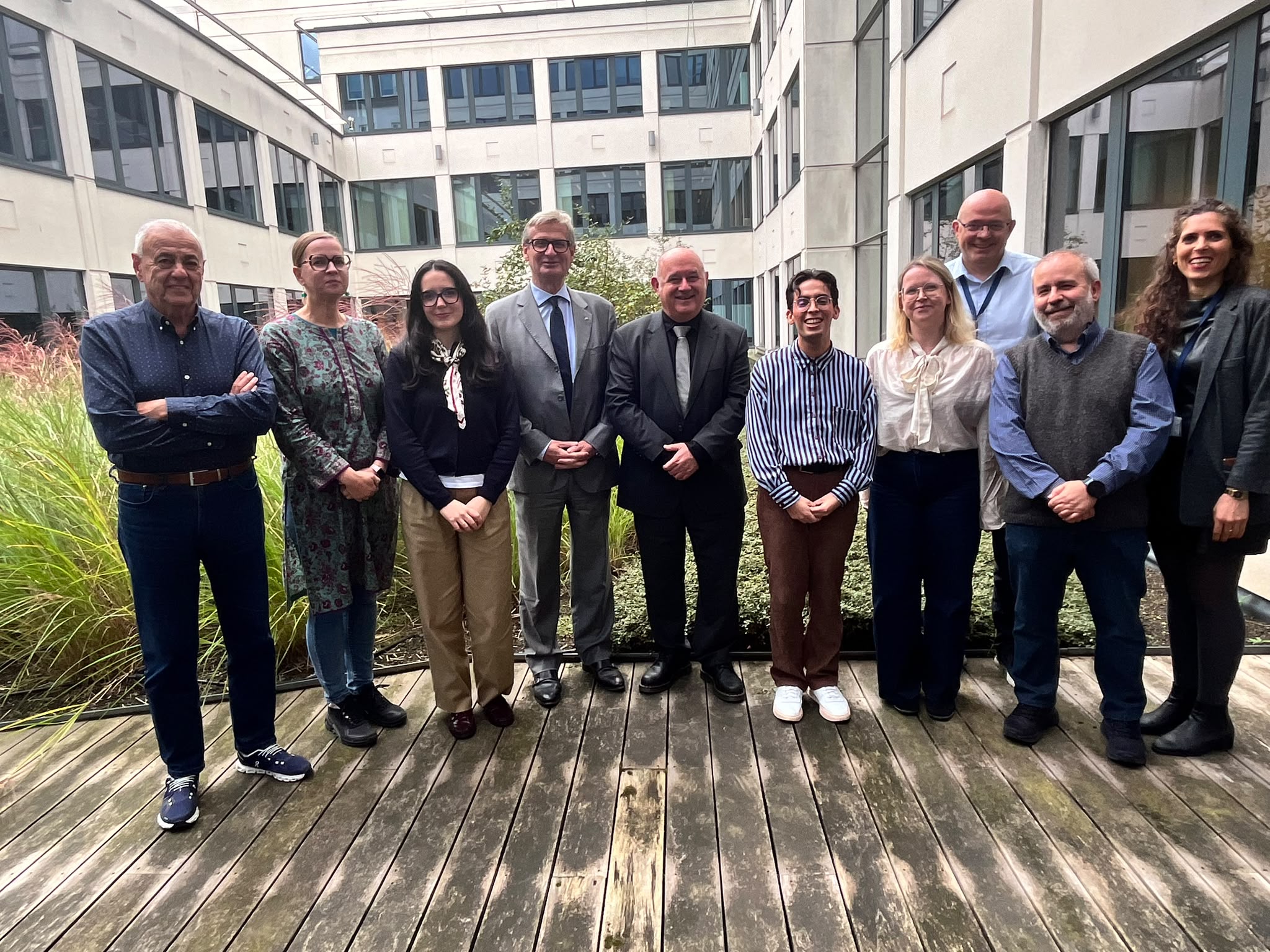 Dos jóvenes onubenses titulados universitarios realizan prácticas en la UE gracias al Plan HEBE Eurobecas 2026